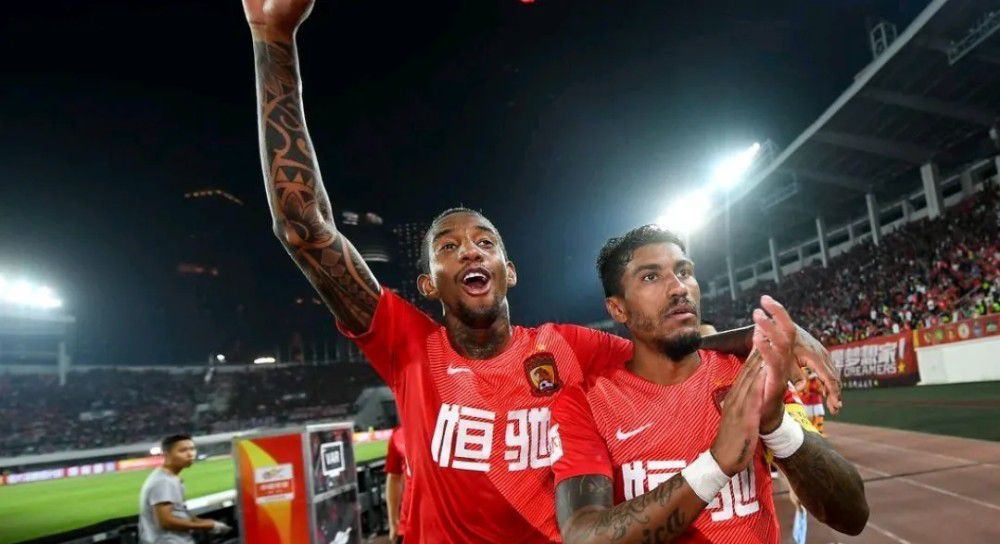 八国联军销毁圆明园后，又迫使脆弱昏庸的清当局签定了一系列不服等的公约，在中国的猖狂气势可谓不成一世，怯懦怕事的清帝咸丰躲在了热河行宫内除往皇后，常在咸丰身旁出没的妃子有丽妃和懿贵妃，懿贵妃死力奉迎咸丰，但丽妃较着更受咸丰溺爱。三十寿诞时，咸丰俄然沉痾不起，垂死之际，有心篡位夺权的年夜臣清除因看出懿贵妃为人十分有心计，暗里建议赐死懿贵妃再立幼主，咸丰初听感觉有理，发觉清除心怀不轨后，口谕他与其他七位年夜臣为辅佐幼主的摄政年夜臣，并赐“同志堂”印与懿贵妃，丁宁她与皇后齐心合力抚养幼主。咸丰年夜丧之时，清除赠皇后与懿贵妃徽号慈安与慈禧，企图哄骗她们把握政权，但他终没斗过慈禧。整理完清除，慈禧亦没放过慈安。